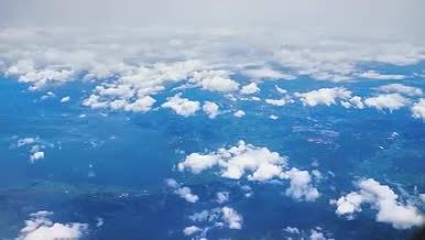 飞机上俯拍地面蓝天白云视频的预览图